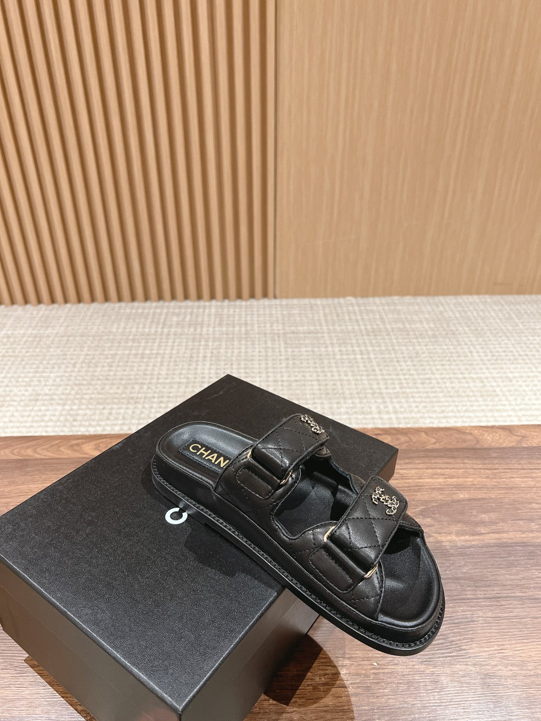 Neue Strand-Sandalen mit Hausschuhen