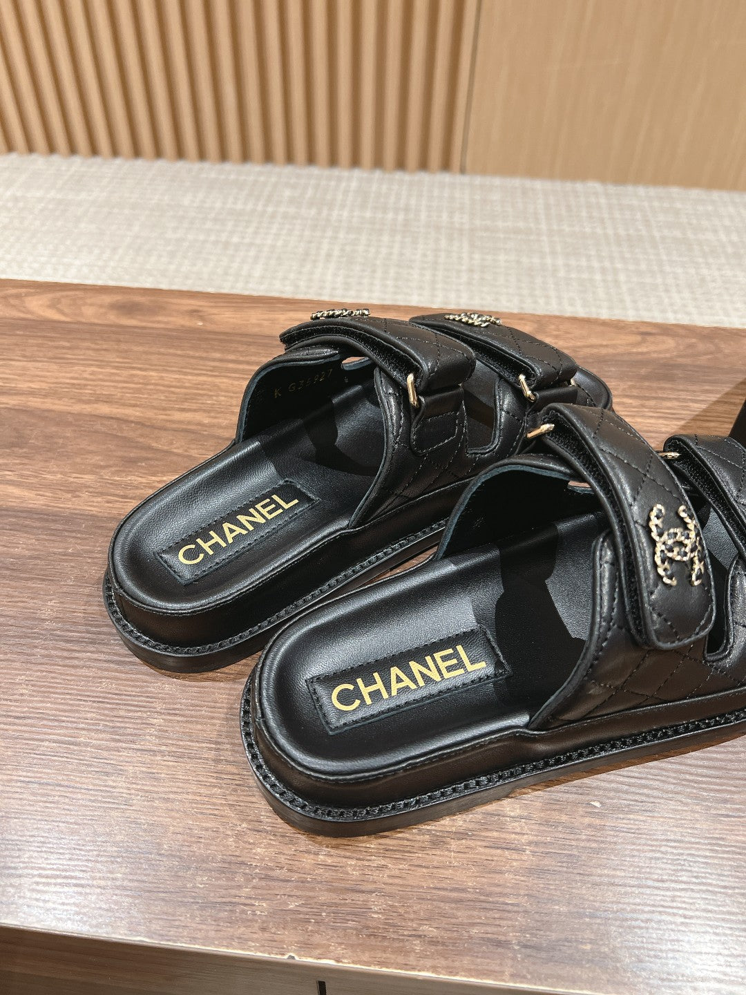 Neue Strand-Sandalen mit Hausschuhen