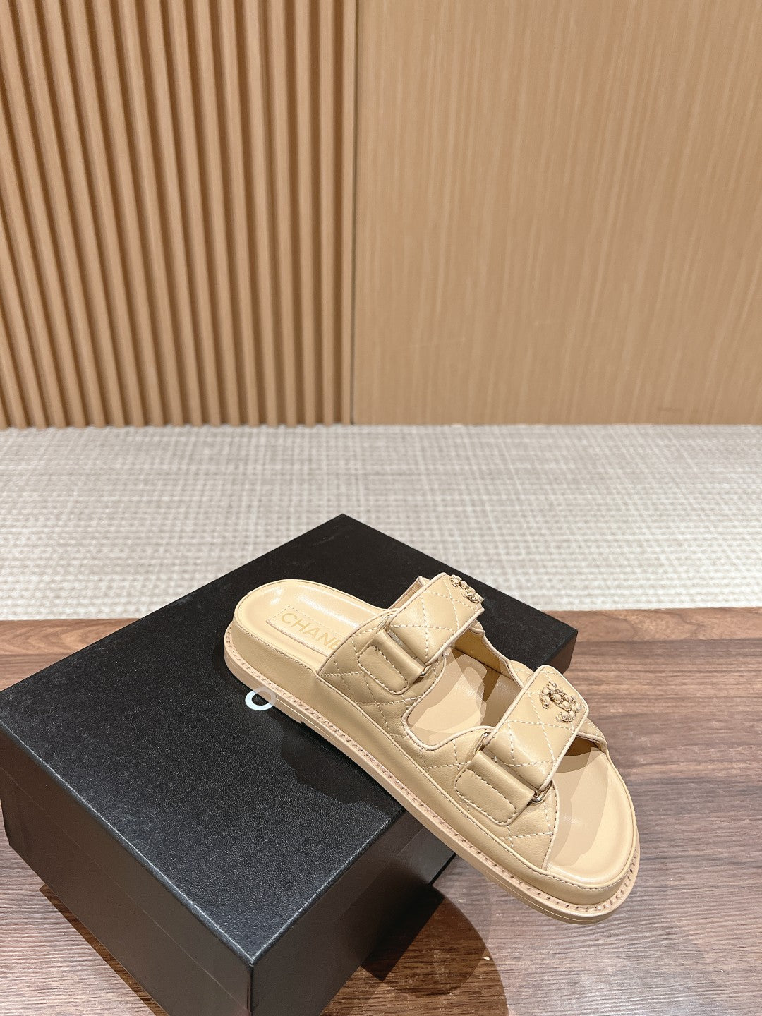 Neue Strand-Sandalen mit Hausschuhen