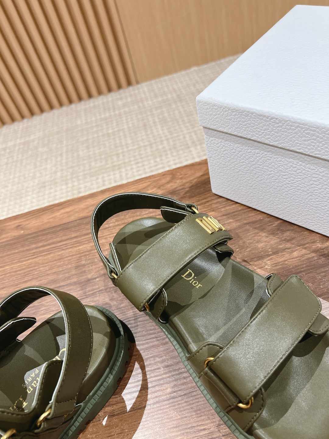 Neue Sandalen mit Klettverschluss