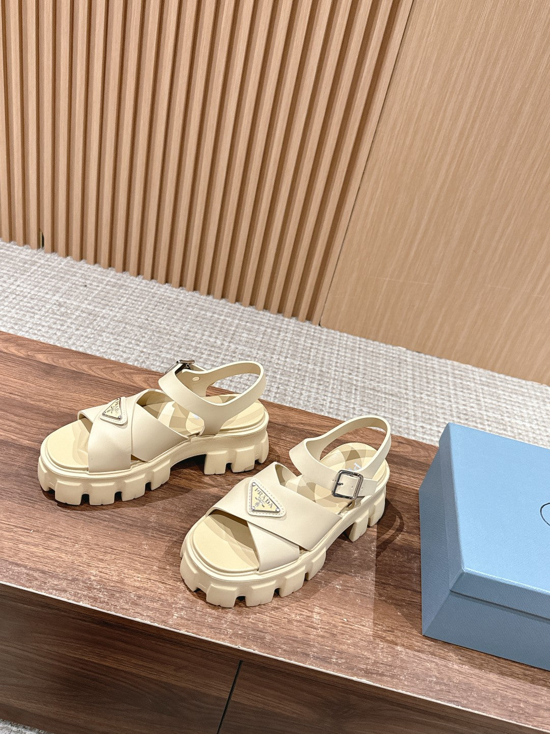 Sandalen mit Plateausohle und Zickzack-Muster aus gewebtem Gummi