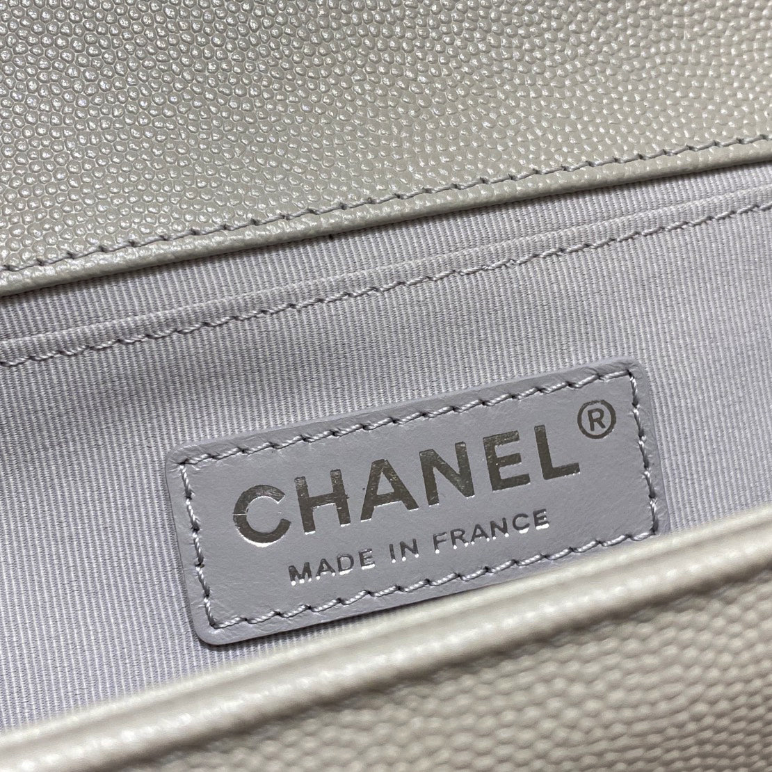 Ch@nel BOY HANDBAG 25 Kleines genarbtes Kalbsleder Elefantengrau