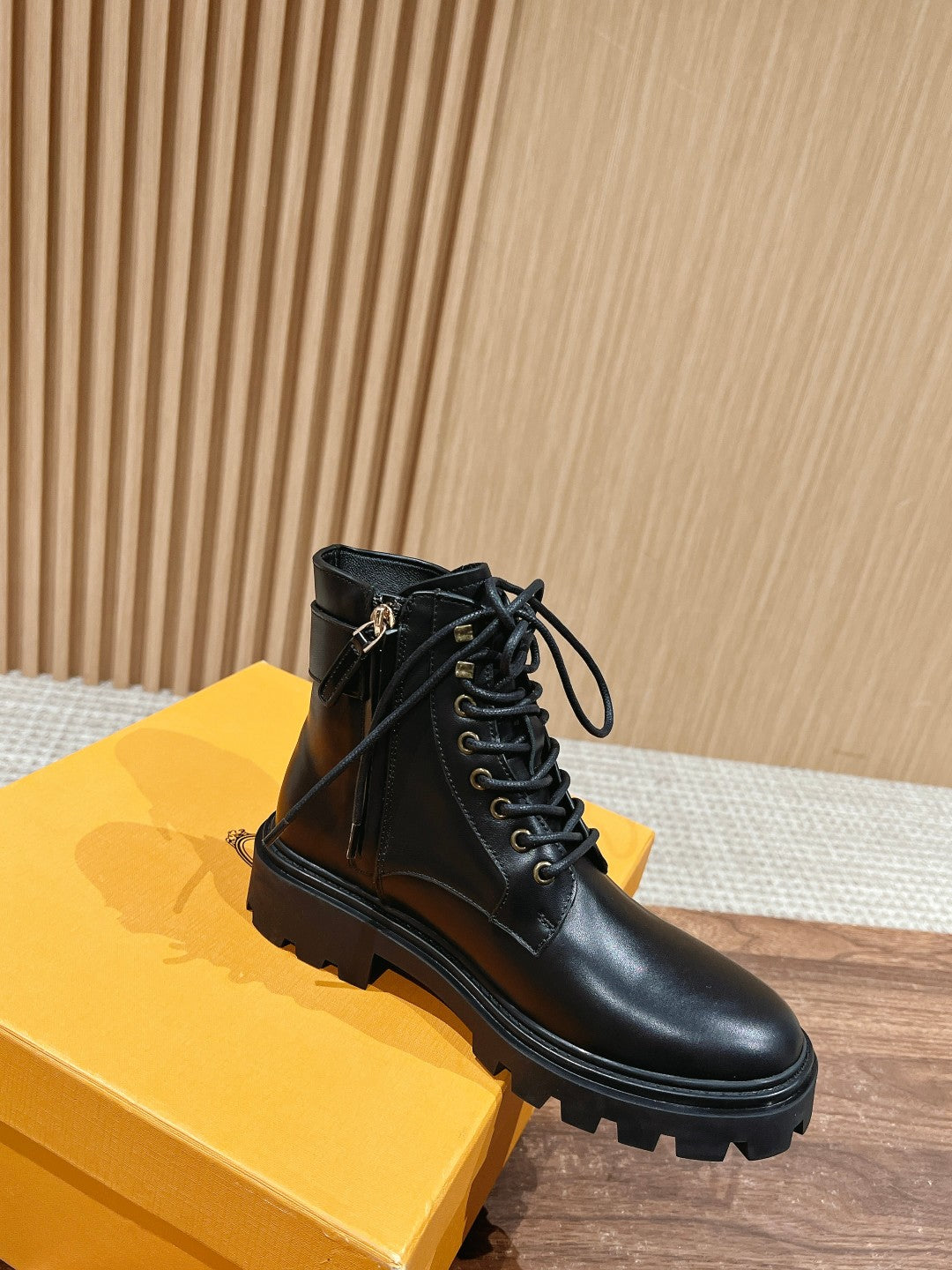 Martin-Stiefel mit Schnürung