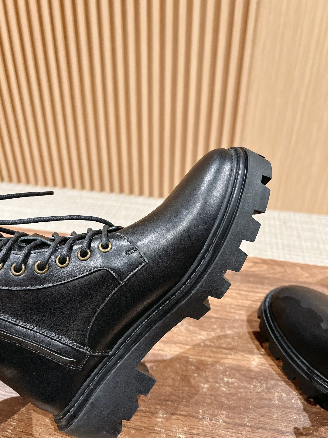 Martin-Stiefel mit Schnürung