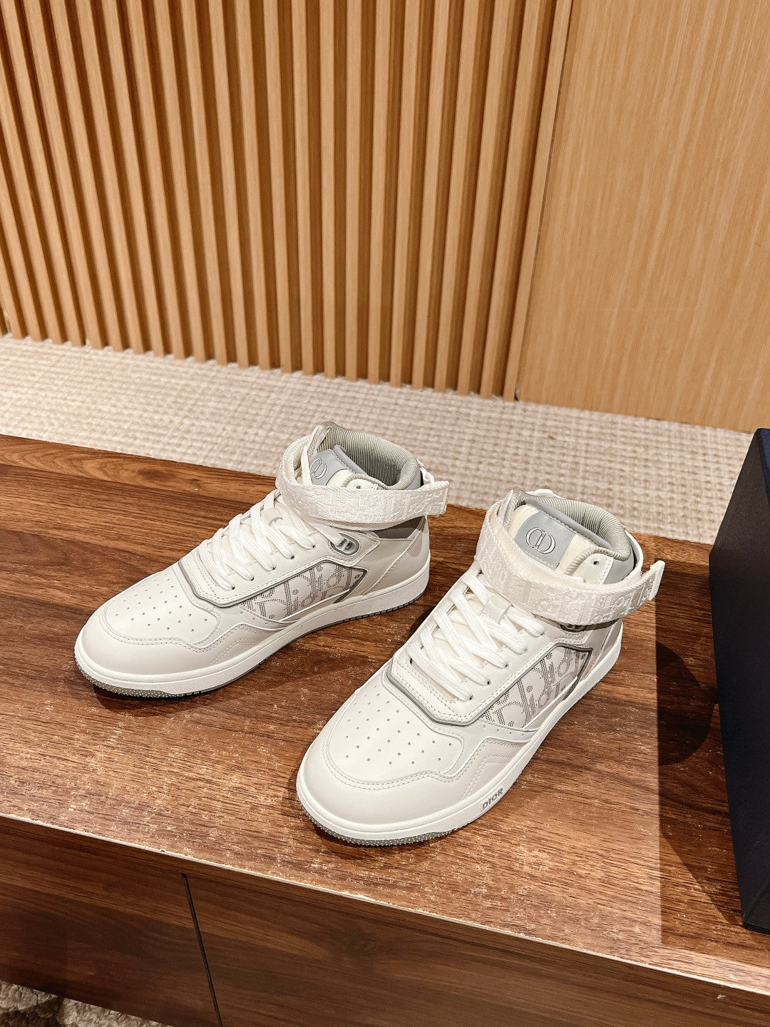 Freizeitsneaker mit hohem und niedrigem Oberteil und Jacquard-Stickerei