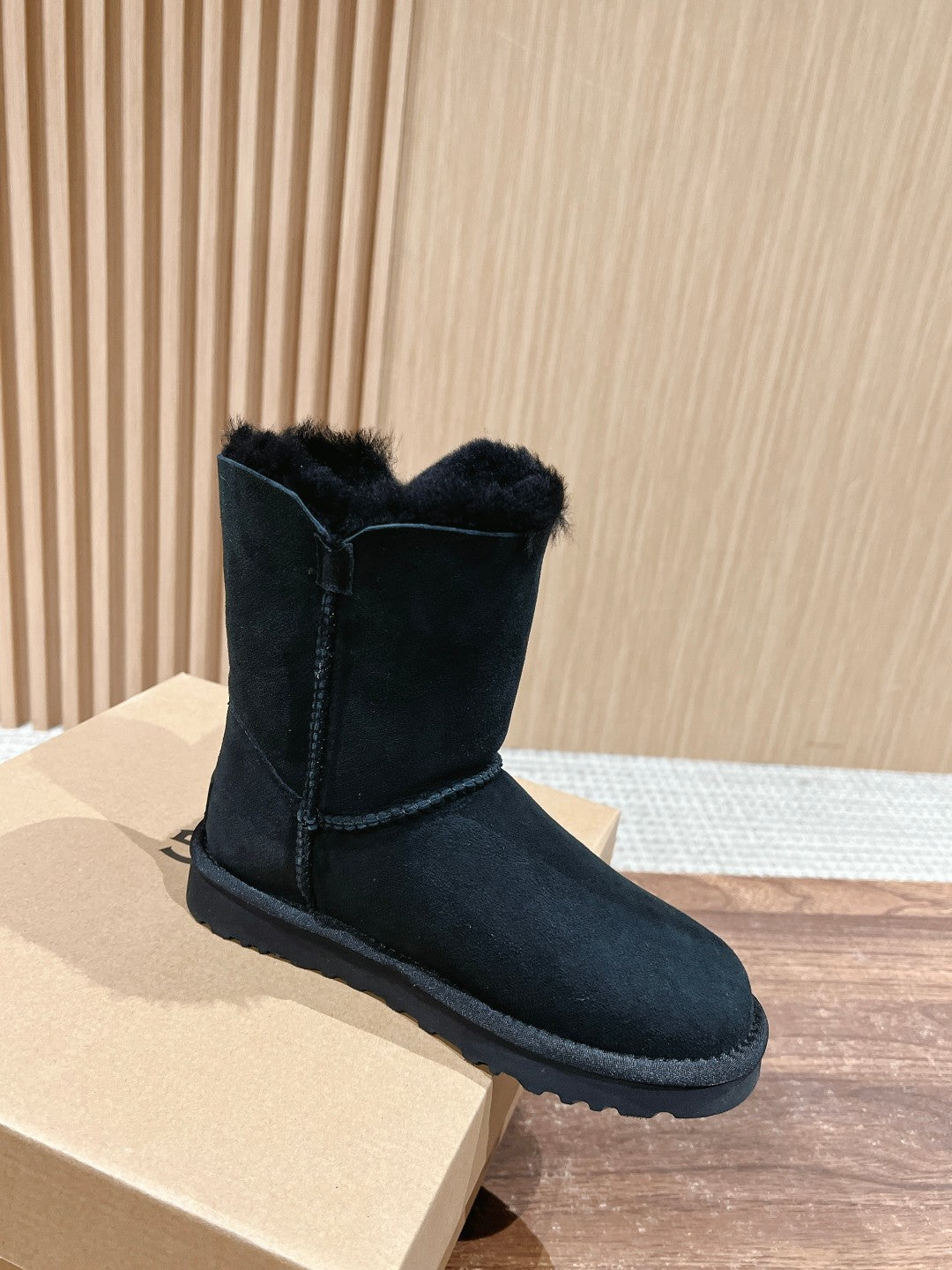Klassische Schneestiefel mit Holzschnalle bis zur Mitte der Wade
