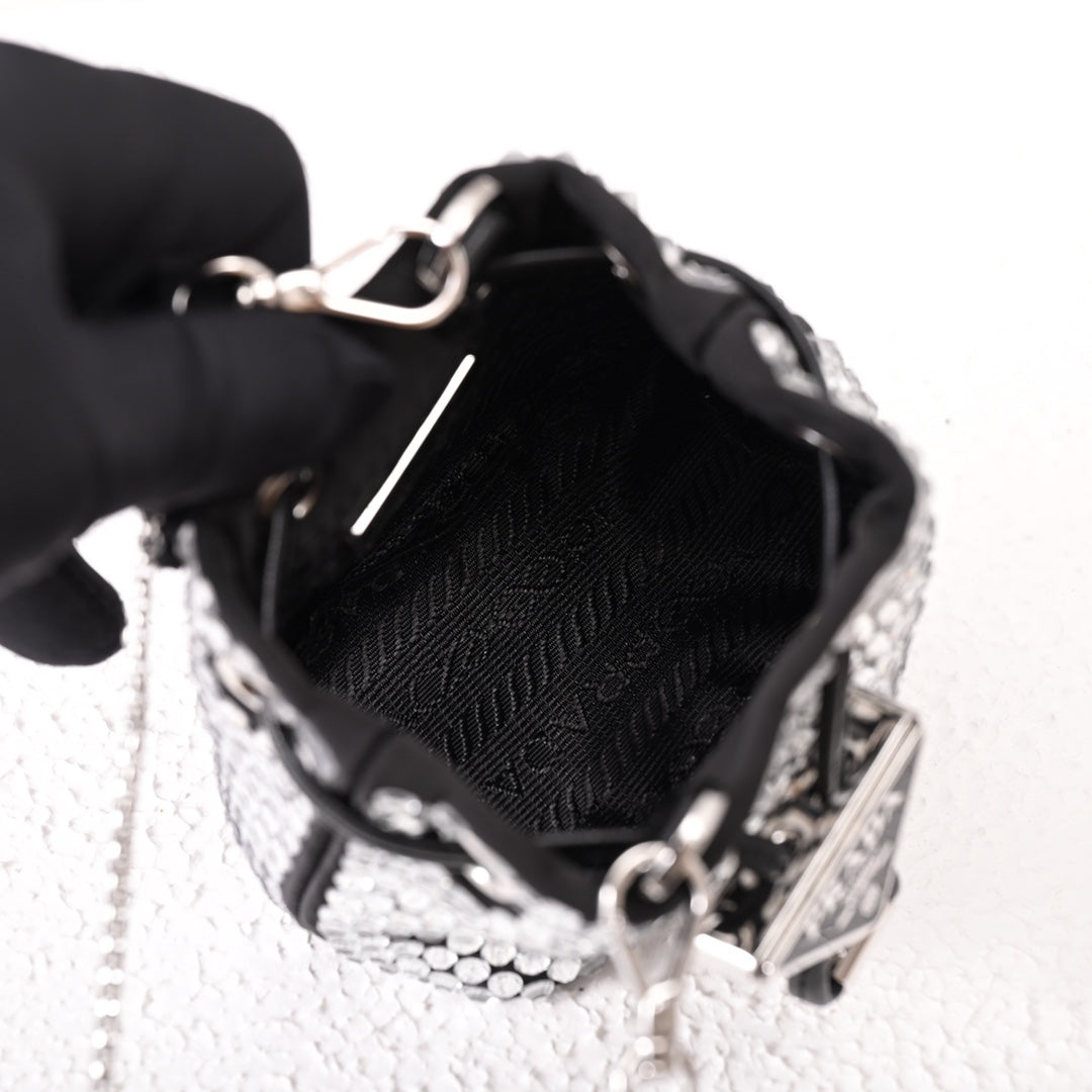 Mini-pochette en satin à ornements Pr@da