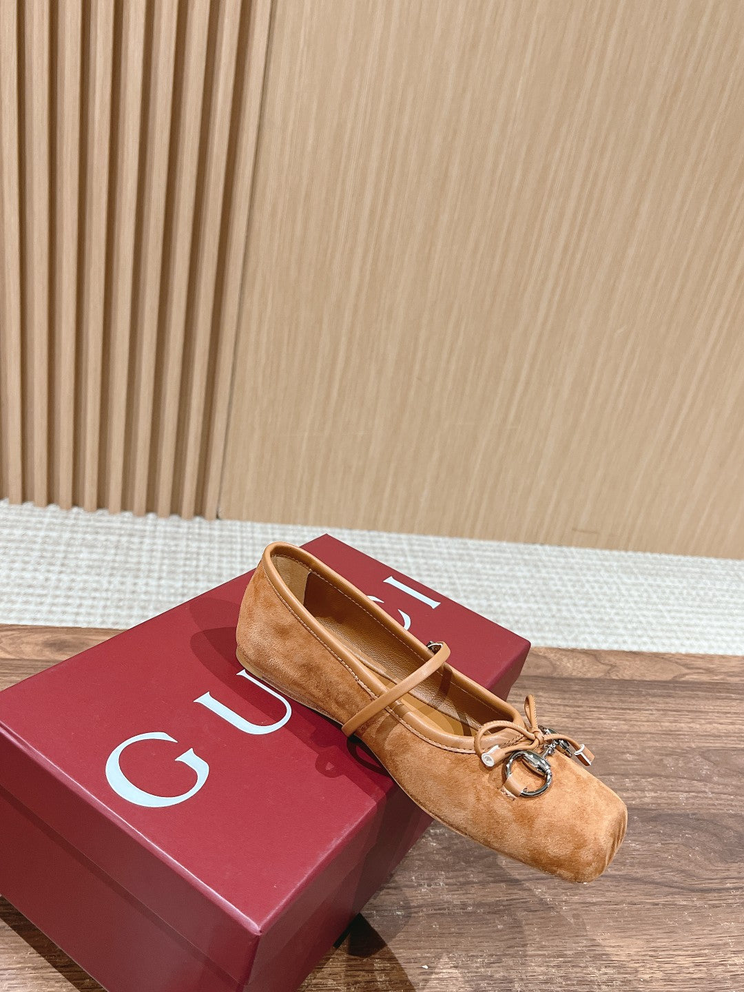 𝐆𝐮u Ballerinas „Horsebit“ aus Wildleder der Early Spring Resort Series