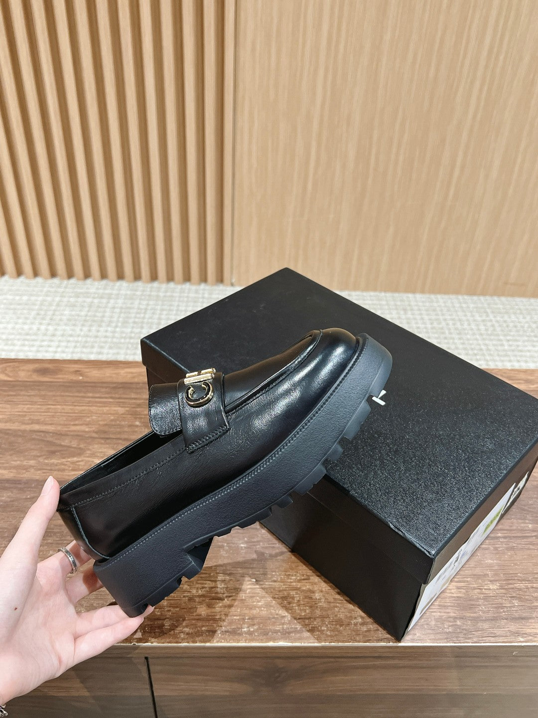 𝐂𝐇𝐀𝐍Loafer mit Buchstabenschnalle