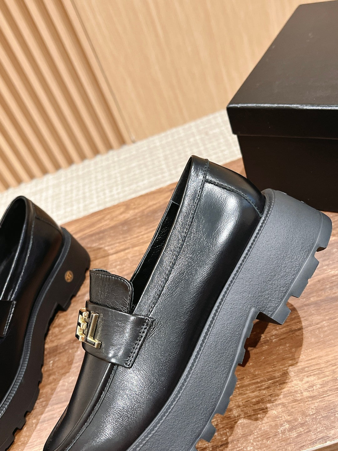 𝐂𝐇𝐀𝐍Loafer mit Buchstabenschnalle