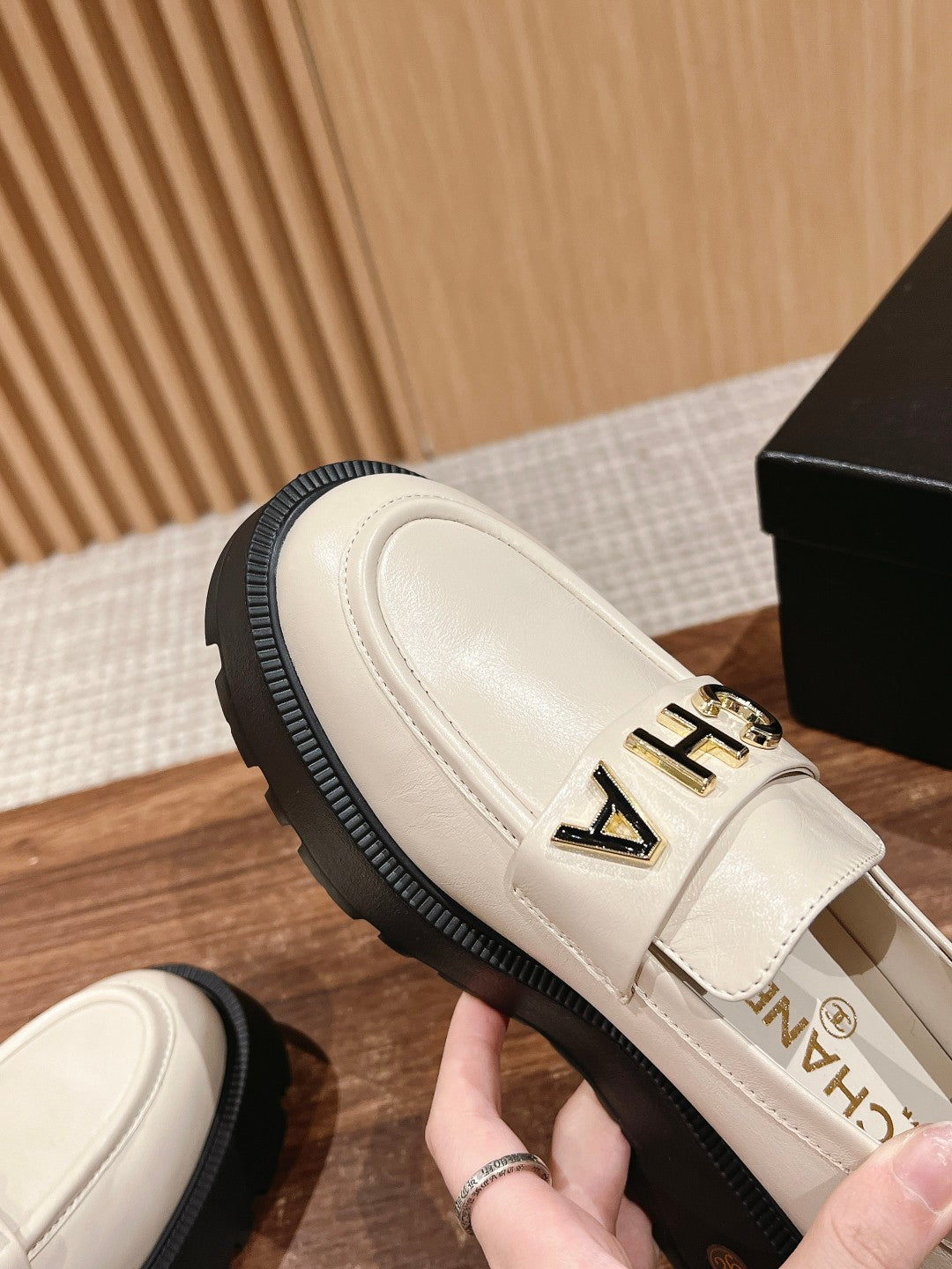 𝐂𝐇𝐀𝐍Loafer mit Buchstabenschnalle