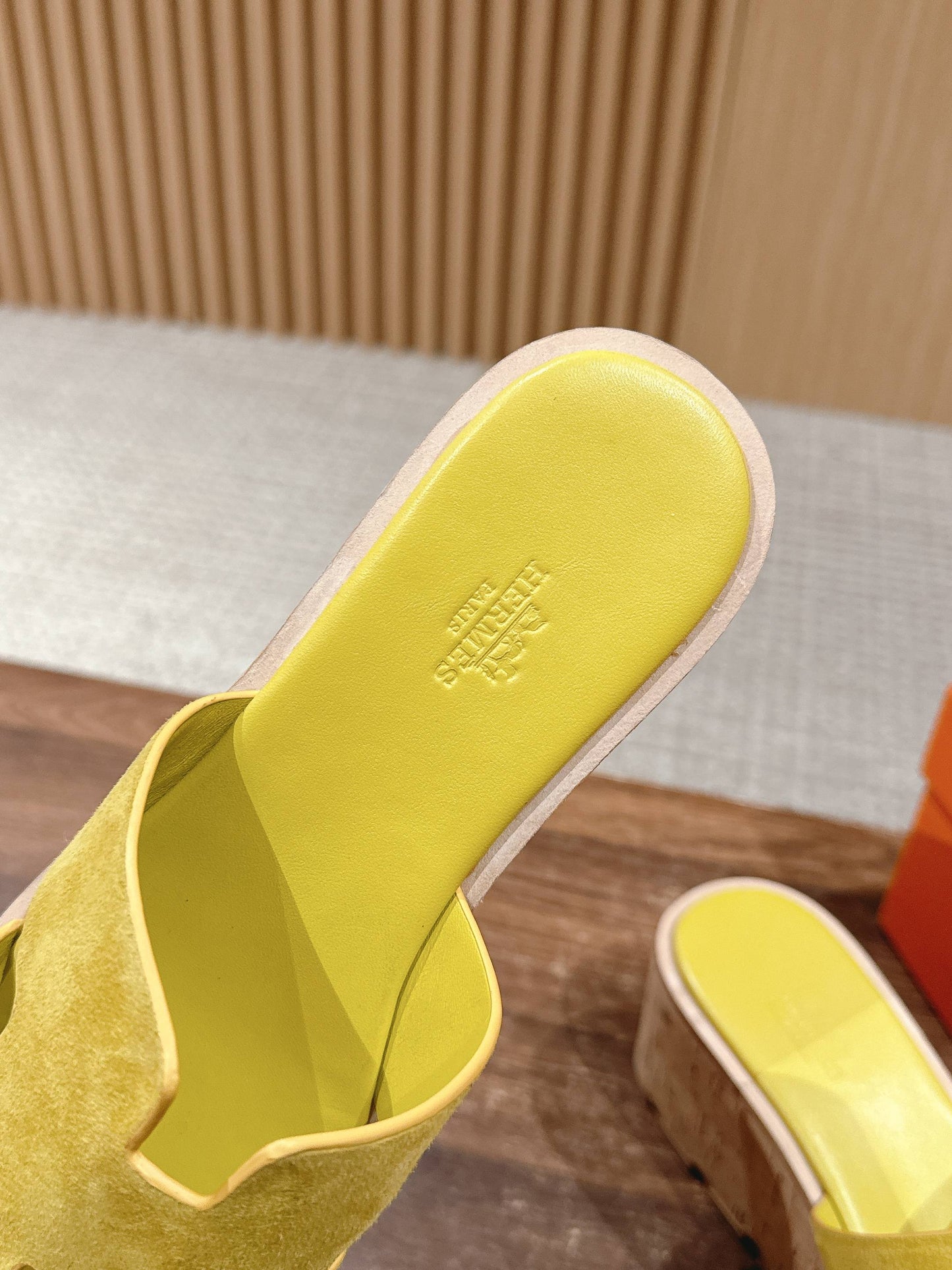 H Thick-soled slippers