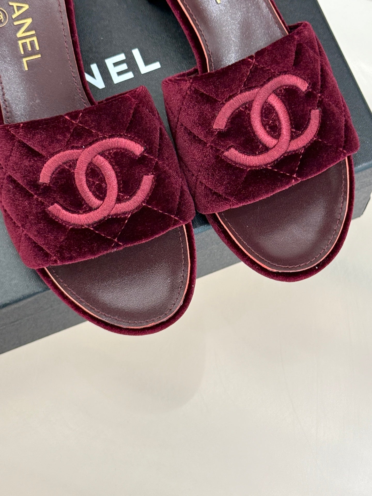 CH 25P New Diamond Embroidery Double C Slippers