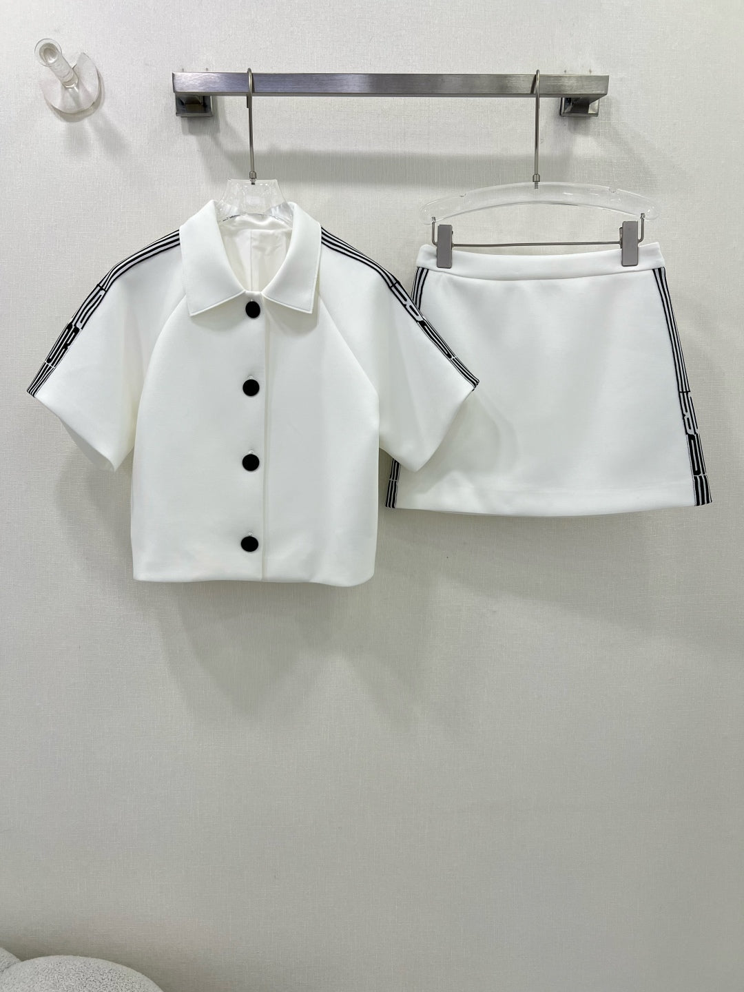 DO 25 new short-sleeved suit