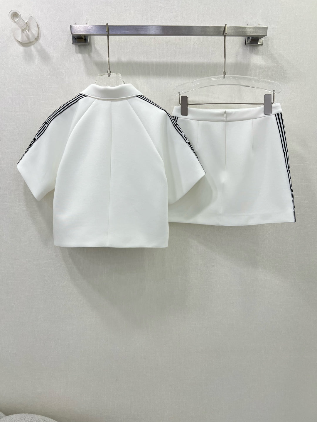 DO 25 new short-sleeved suit