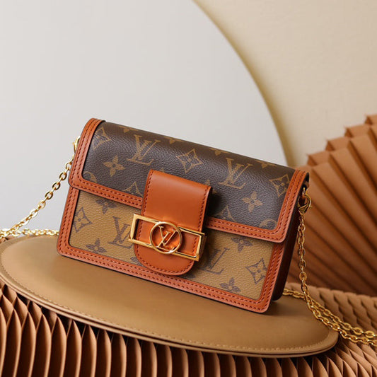 L Dauphine Chain Wallet