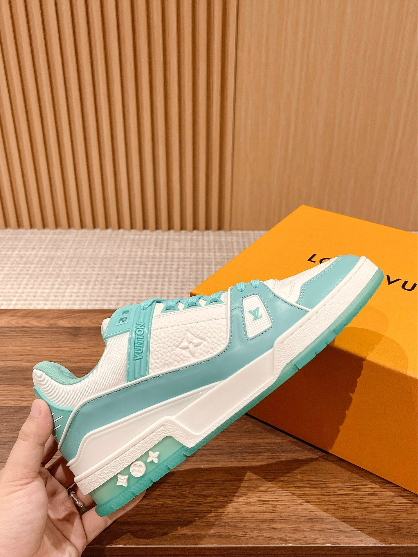 L Couple's 𝘁𝗿𝗮𝗶𝗻𝗲𝗿 series latest sports shoes