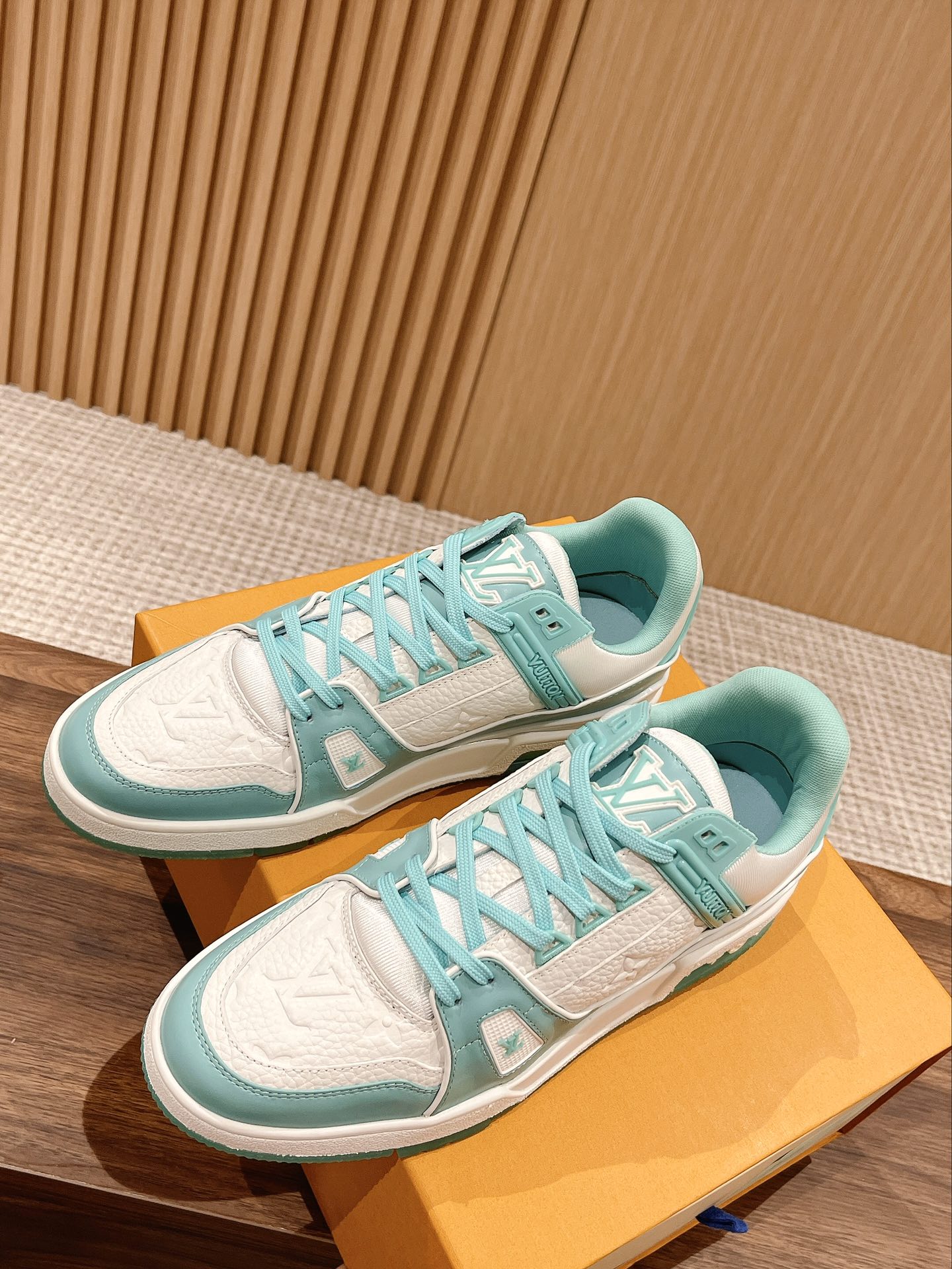 L Couple's 𝘁𝗿𝗮𝗶𝗻𝗲𝗿 series latest sports shoes