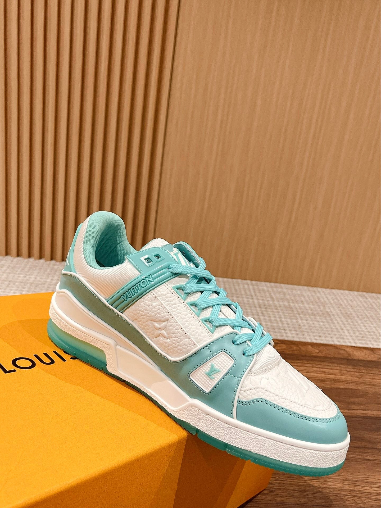 L Couple's 𝘁𝗿𝗮𝗶𝗻𝗲𝗿 series latest sports shoes