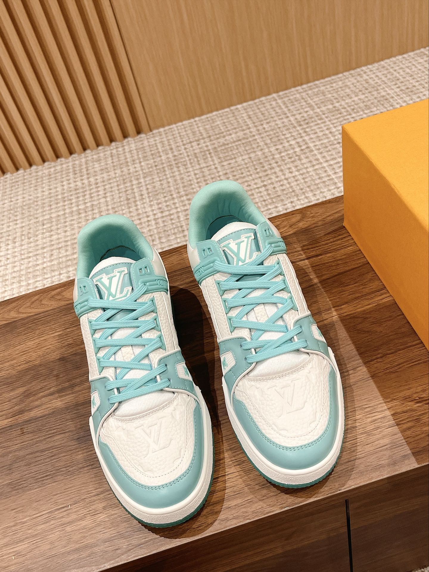 L Couple's 𝘁𝗿𝗮𝗶𝗻𝗲𝗿 series latest sports shoes