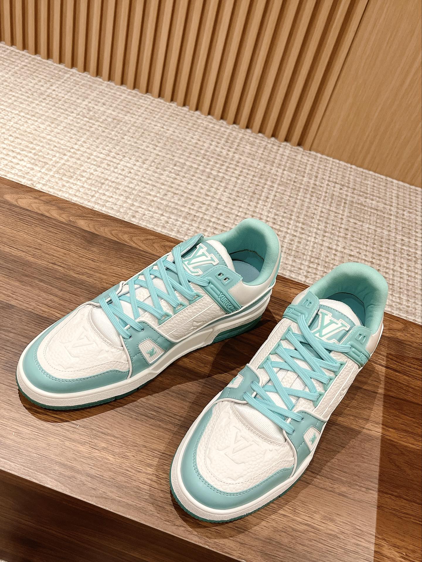 L Couple's 𝘁𝗿𝗮𝗶𝗻𝗲𝗿 series latest sports shoes