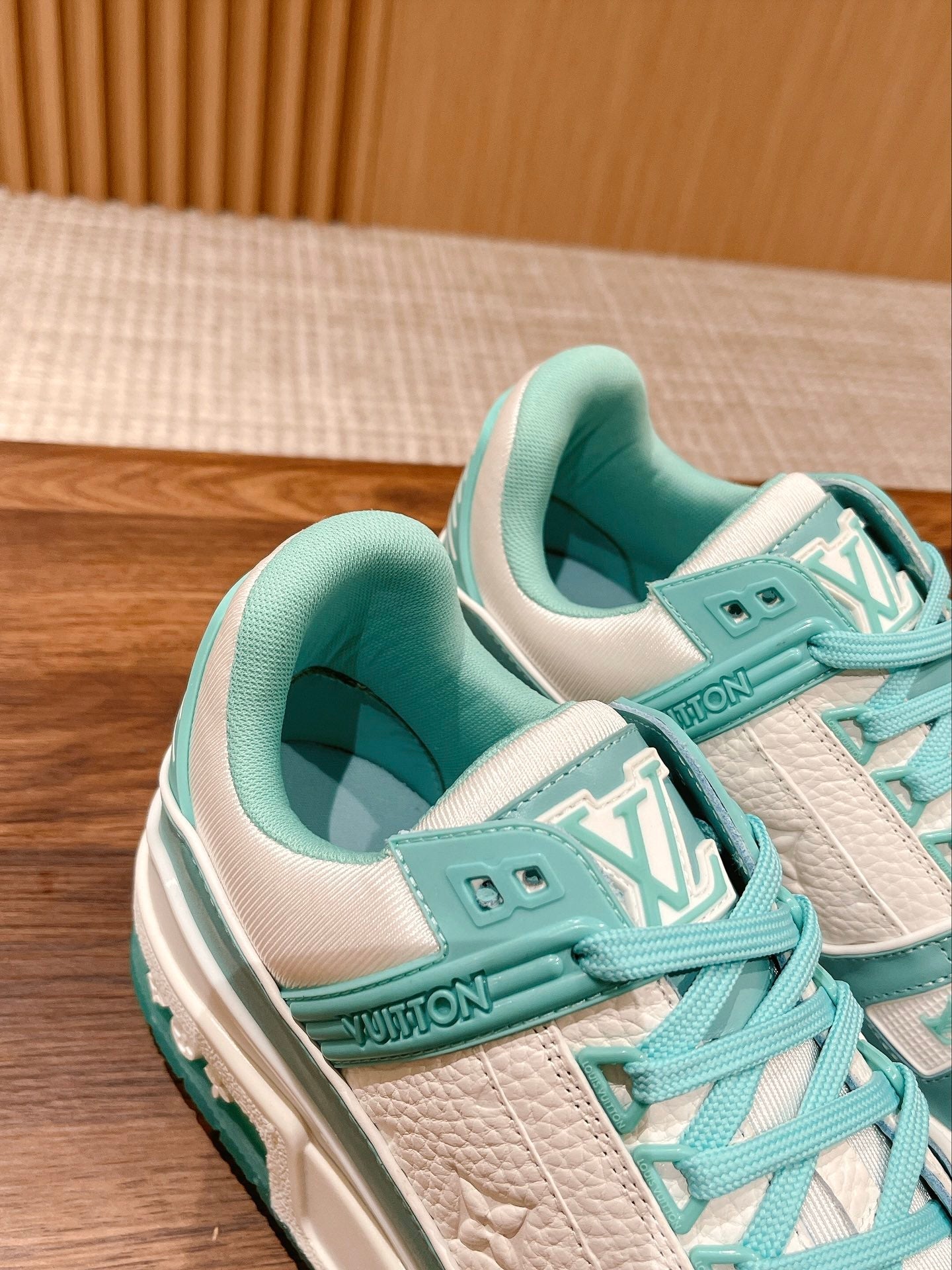 L Couple's 𝘁𝗿𝗮𝗶𝗻𝗲𝗿 series latest sports shoes