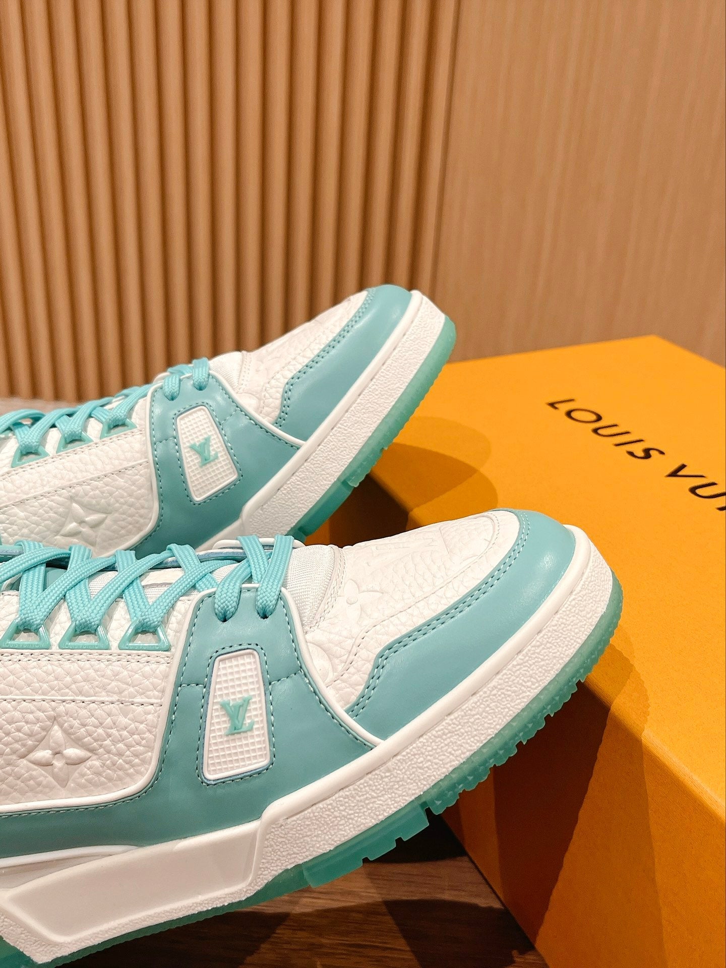 L Couple's 𝘁𝗿𝗮𝗶𝗻𝗲𝗿 series latest sports shoes