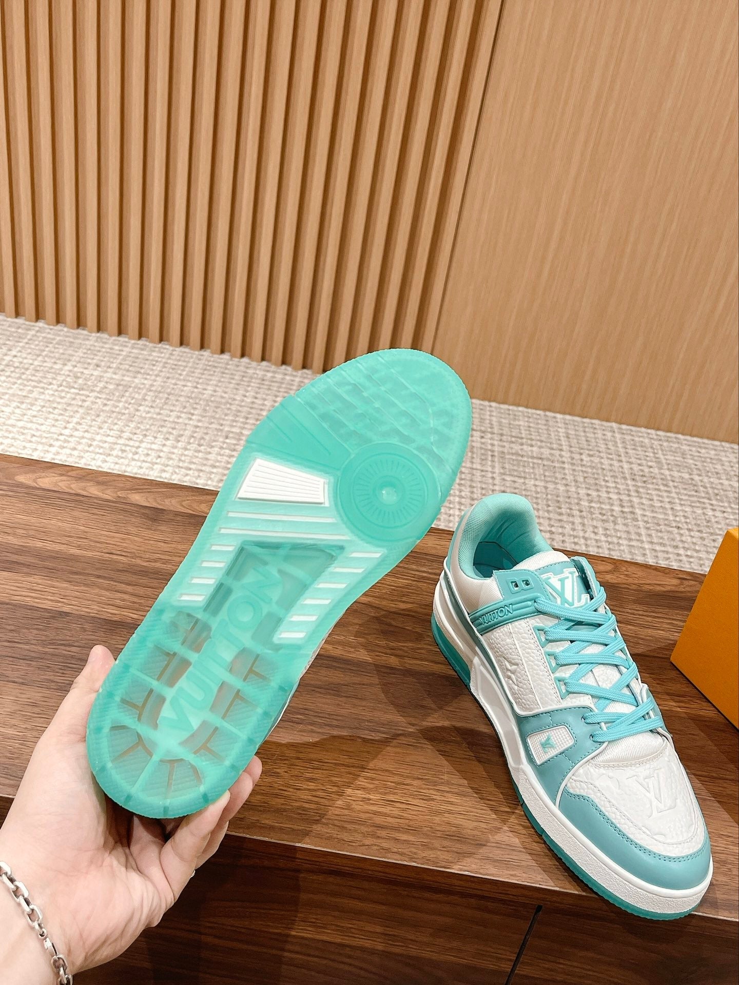 L Couple's 𝘁𝗿𝗮𝗶𝗻𝗲𝗿 series latest sports shoes