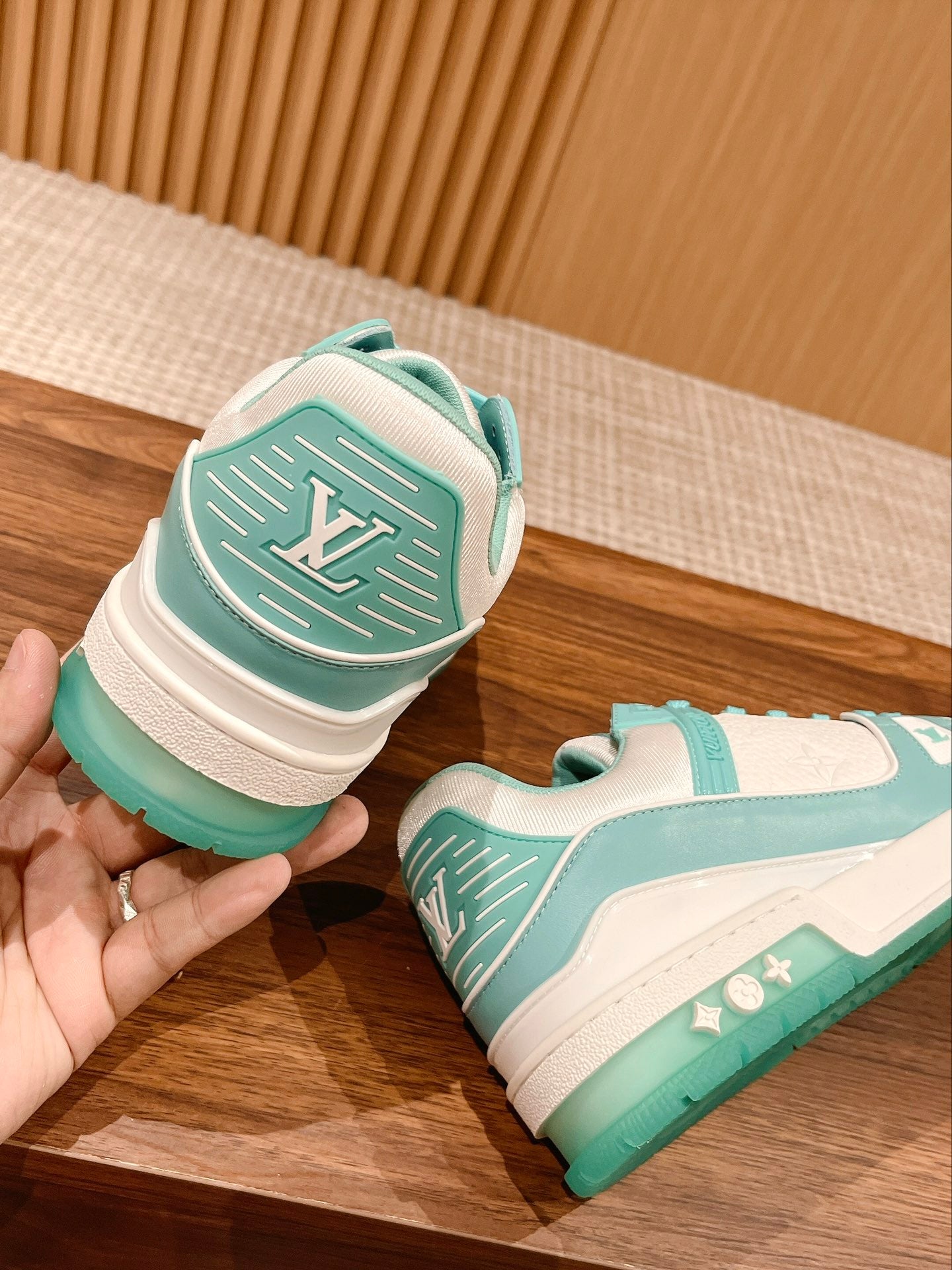L Couple's 𝘁𝗿𝗮𝗶𝗻𝗲𝗿 series latest sports shoes