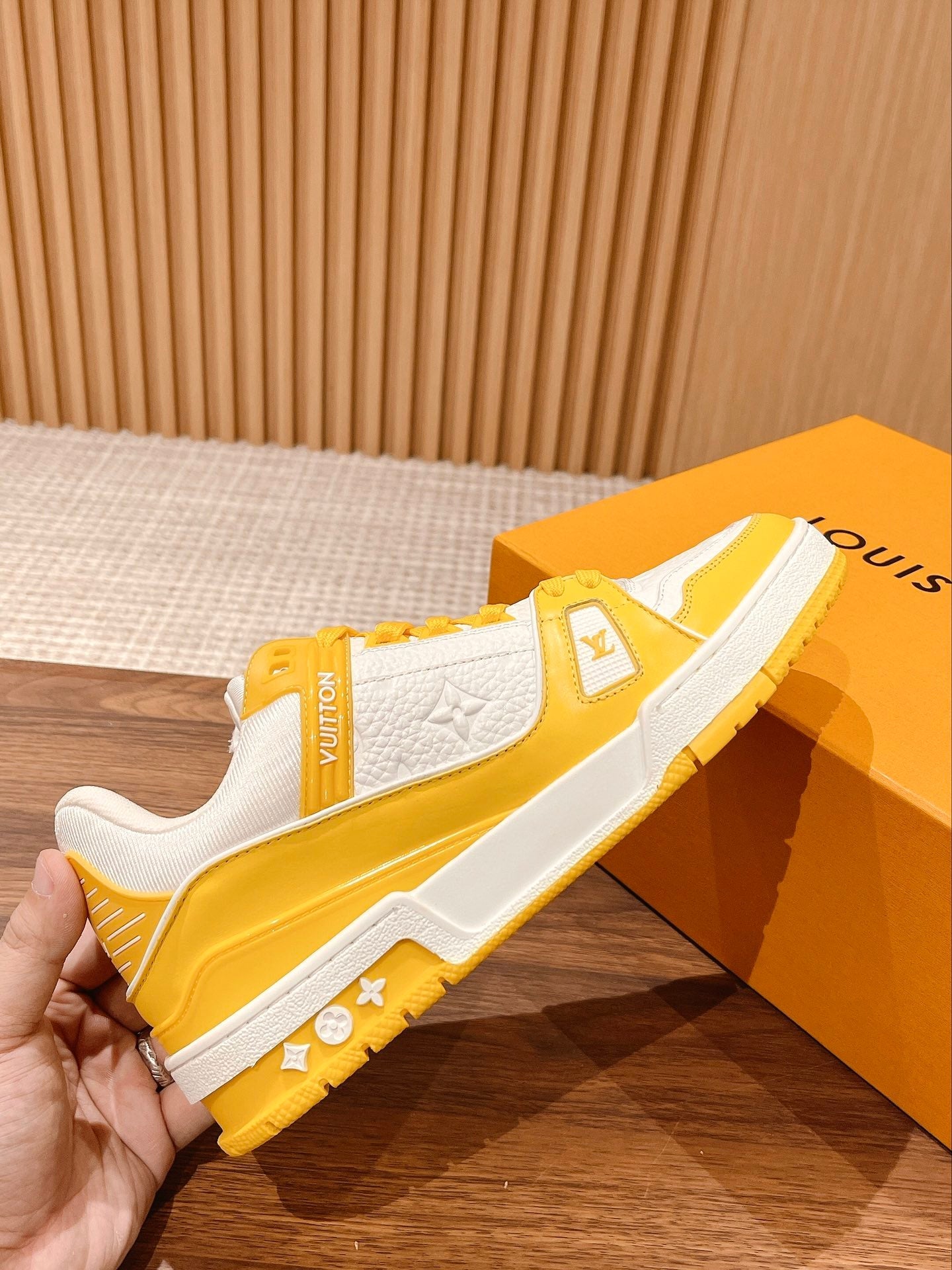 L Couple's 𝘁𝗿𝗮𝗶𝗻𝗲𝗿 series latest sports shoes