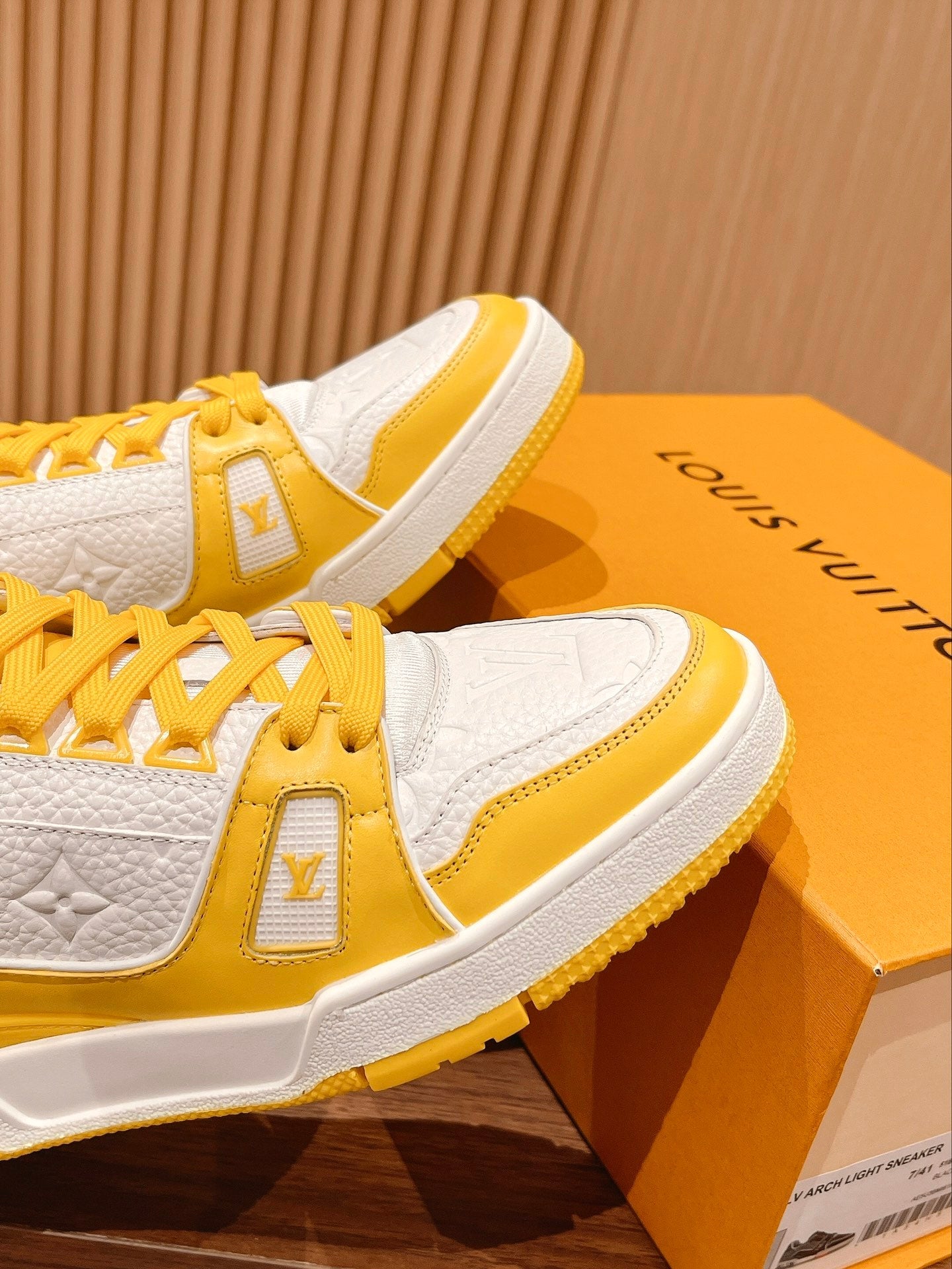 L Couple's 𝘁𝗿𝗮𝗶𝗻𝗲𝗿 series latest sports shoes