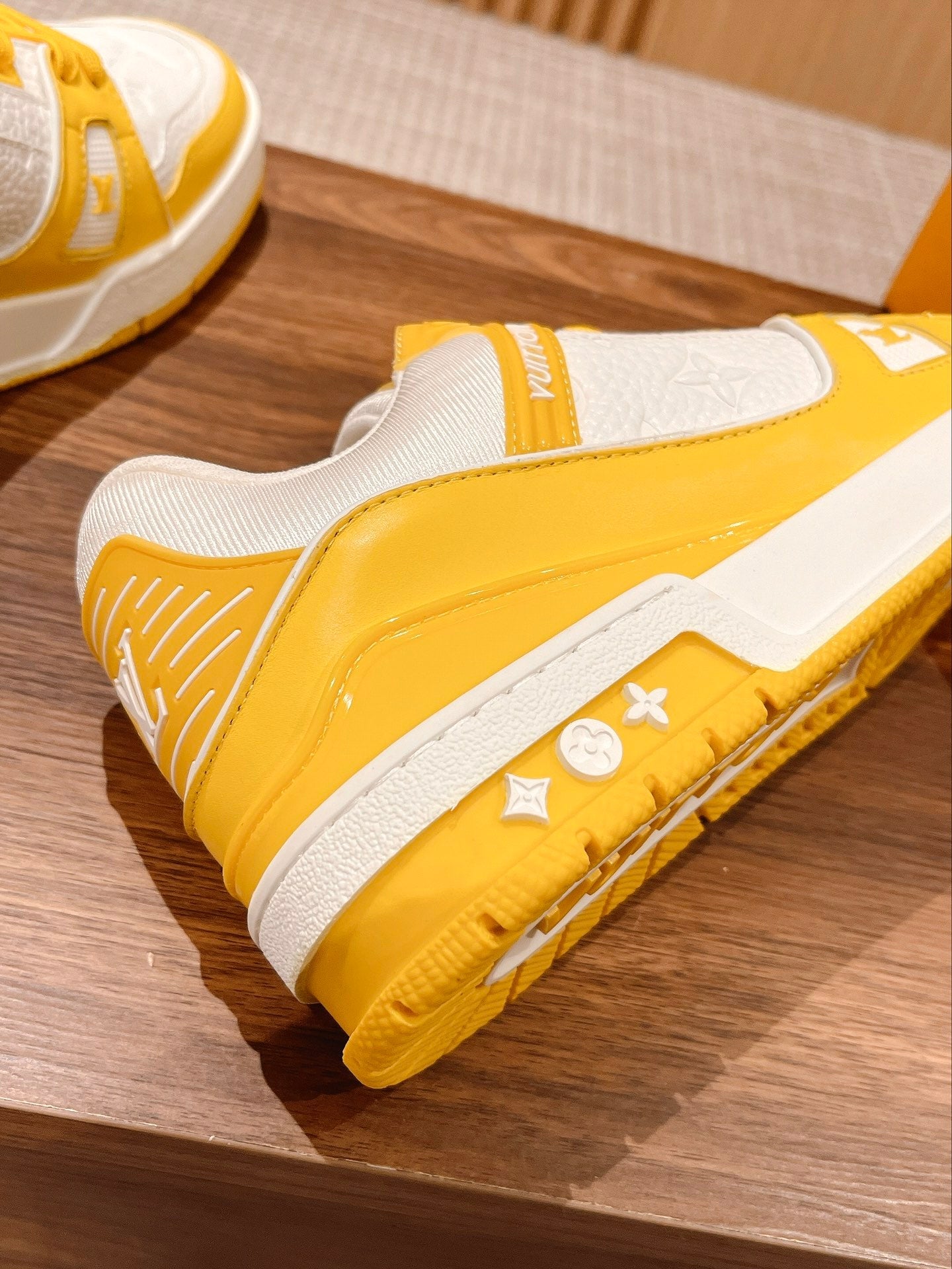 L Couple's 𝘁𝗿𝗮𝗶𝗻𝗲𝗿 series latest sports shoes