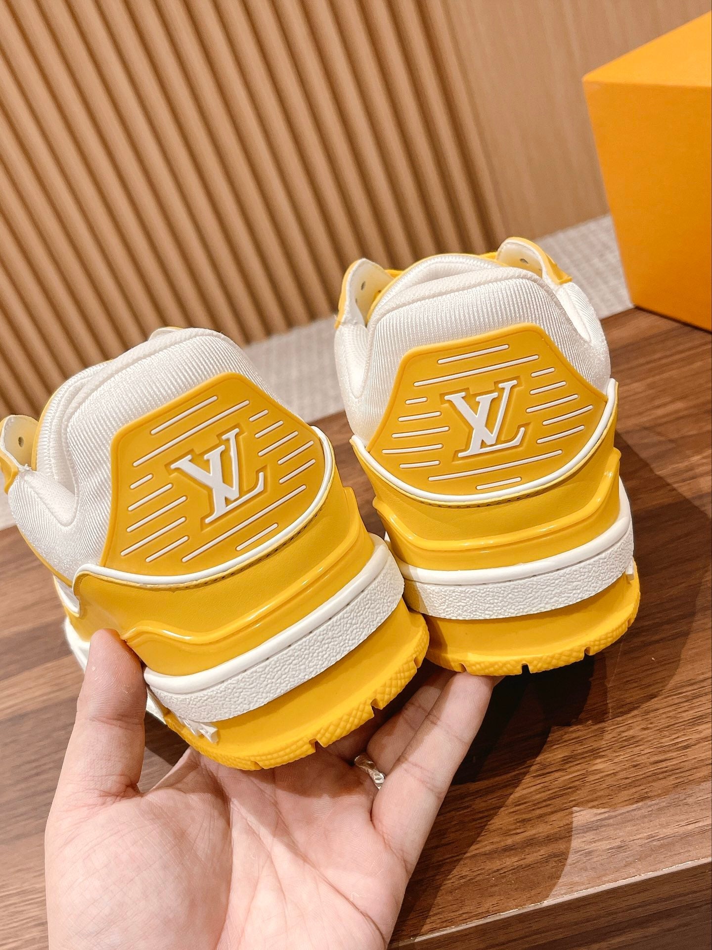 L Couple's 𝘁𝗿𝗮𝗶𝗻𝗲𝗿 series latest sports shoes