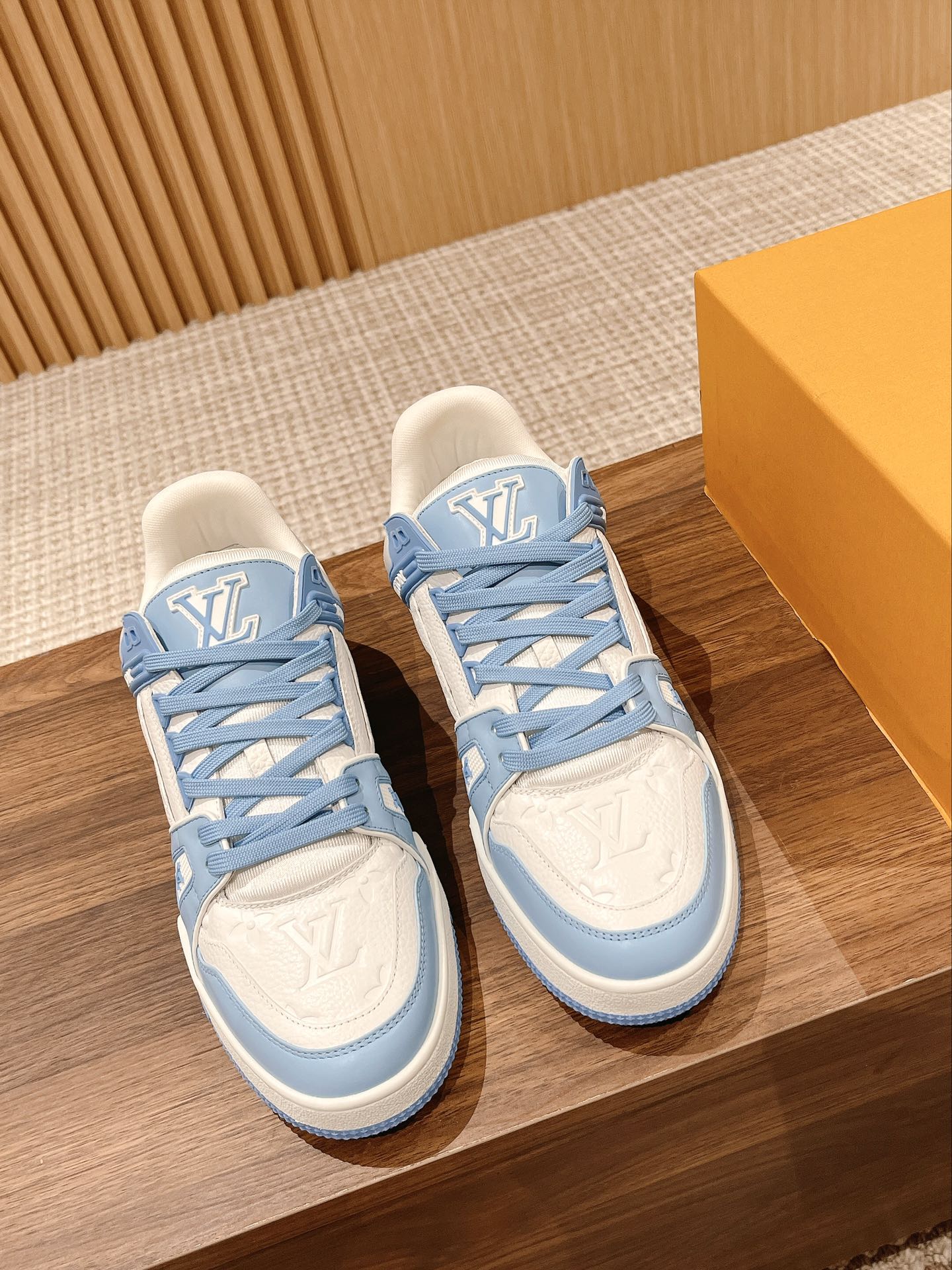 L Couple's 𝘁𝗿𝗮𝗶𝗻𝗲𝗿 series latest sports shoes