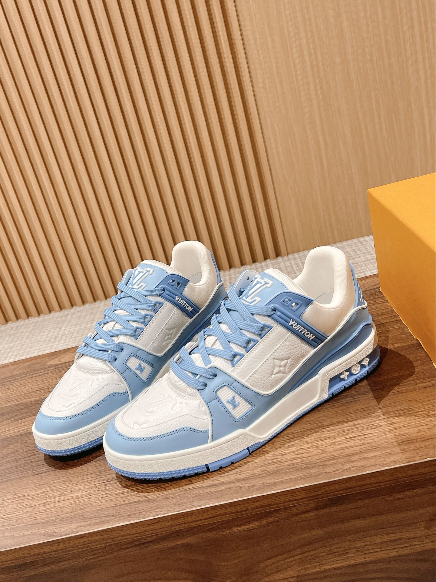 L Couple's 𝘁𝗿𝗮𝗶𝗻𝗲𝗿 series latest sports shoes