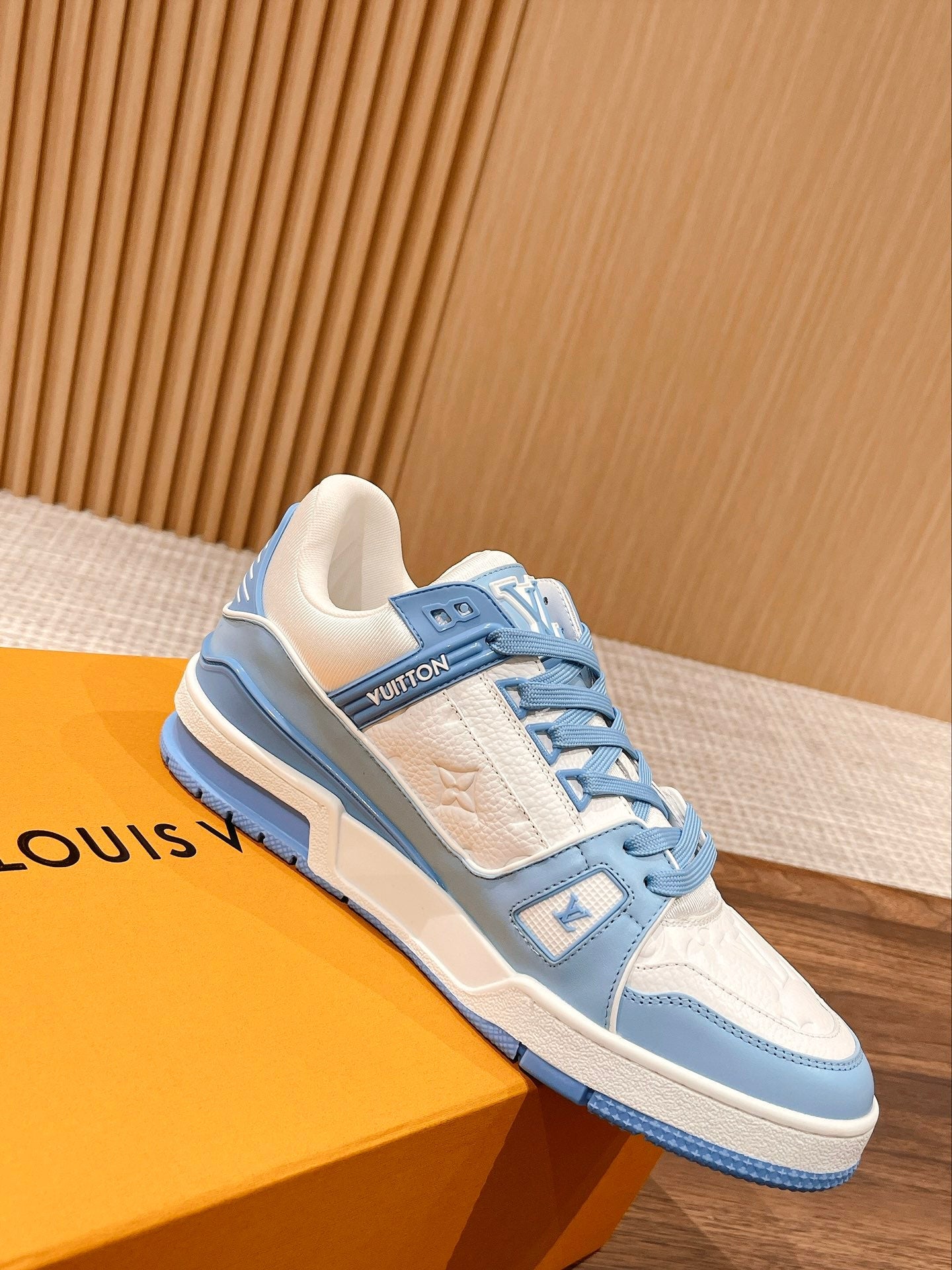L Couple's 𝘁𝗿𝗮𝗶𝗻𝗲𝗿 series latest sports shoes