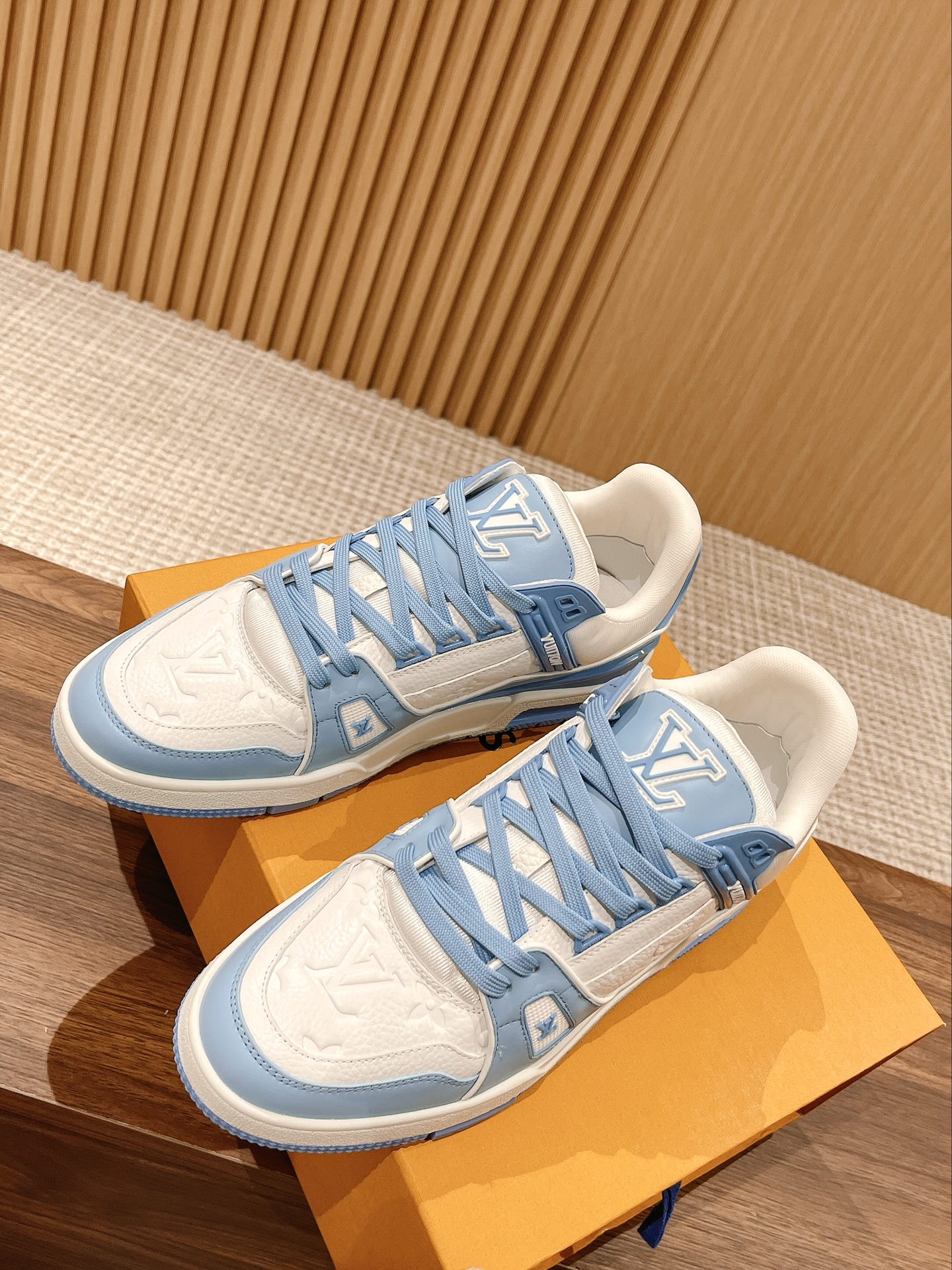 L Couple's 𝘁𝗿𝗮𝗶𝗻𝗲𝗿 series latest sports shoes