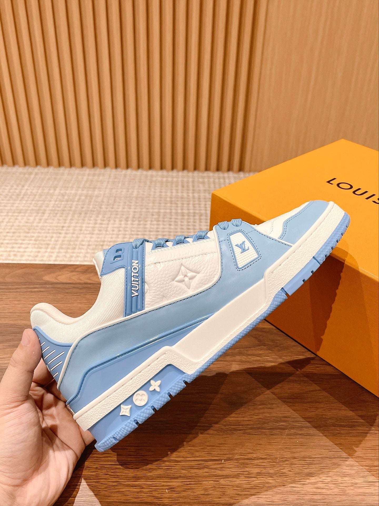 L Couple's 𝘁𝗿𝗮𝗶𝗻𝗲𝗿 series latest sports shoes