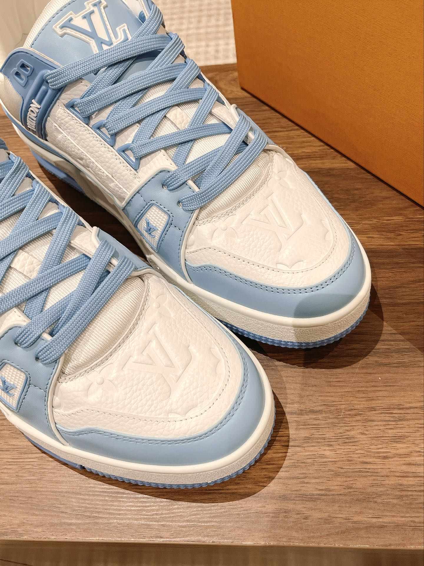 L Couple's 𝘁𝗿𝗮𝗶𝗻𝗲𝗿 series latest sports shoes