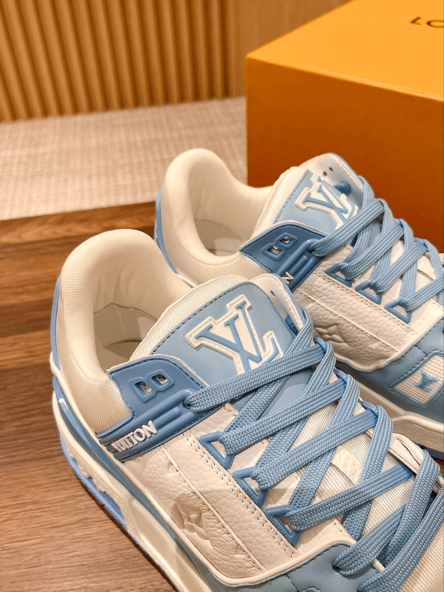 L Couple's 𝘁𝗿𝗮𝗶𝗻𝗲𝗿 series latest sports shoes