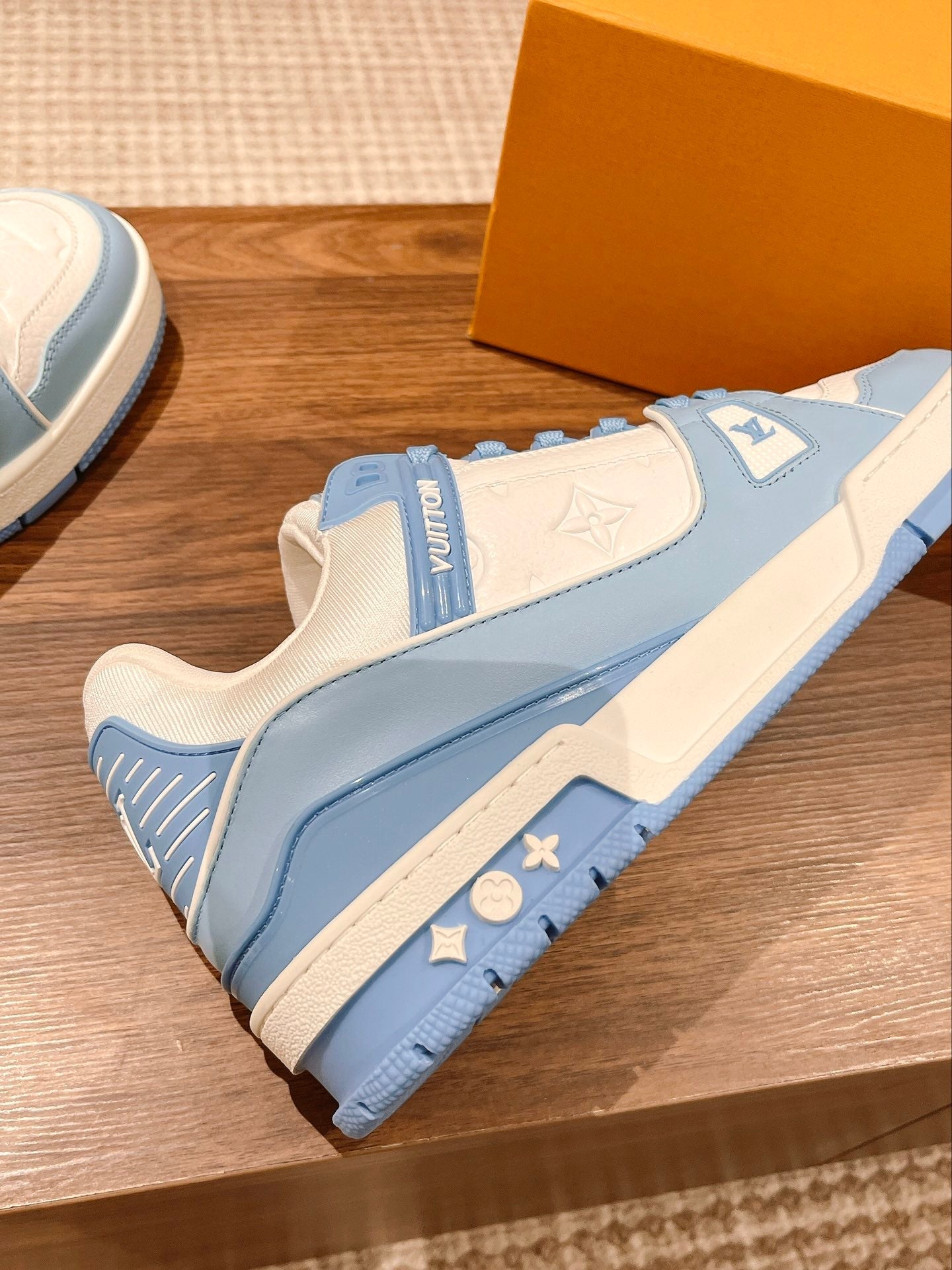 L Couple's 𝘁𝗿𝗮𝗶𝗻𝗲𝗿 series latest sports shoes